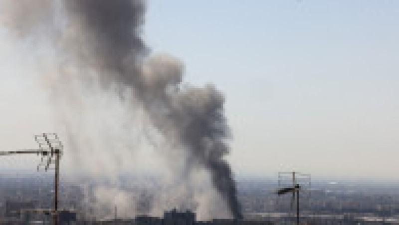 Fumul se ridică din zonă după capitala iraniană a fost ținta unor atacuri, în timp ce o serie de explozii se aud în Teheran, Iran, pe 1 martie 2026. Foto: Profimedia | Poza 4 din 16