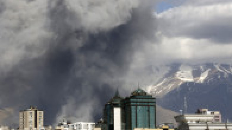 Fumul se ridică din zonă după capitala iraniană a fost ținta unor atacuri, în timp ce o serie de explozii se aud în Teheran, Iran, pe 1 martie 2026. Foto: Profimedia | Poza 1 din 16