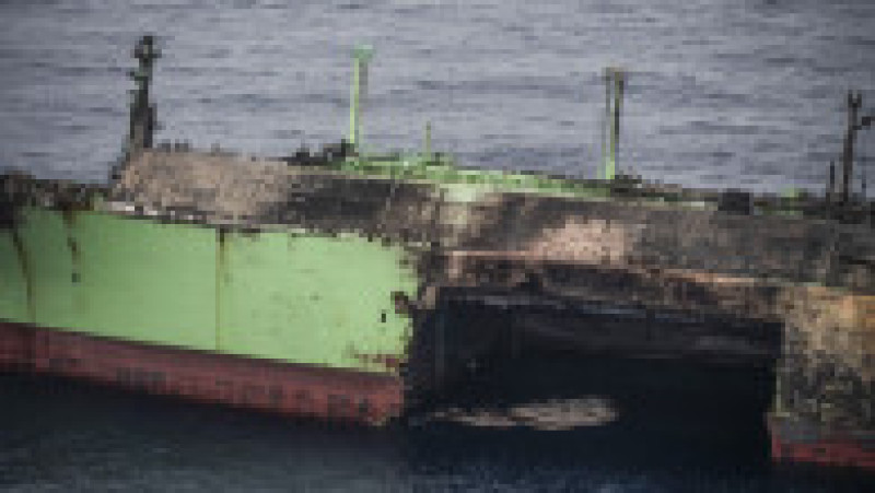Această fotografie aeriană realizată pe 15 martie 2026 arată epava navei ruse de transport a gazului natural lichefiat (GNL) „Arctic Metagaz”, care plutește în derivă între Malta și Lampedusa Foto: Profimedia | Poza 4 din 7