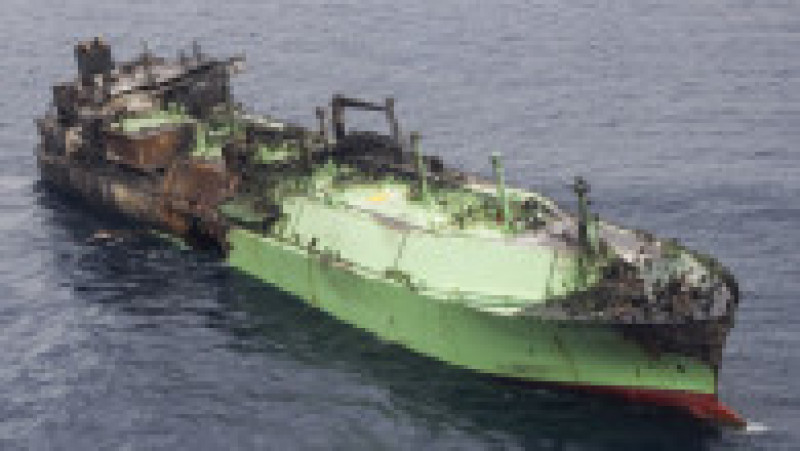 Această fotografie aeriană realizată pe 15 martie 2026 arată epava navei ruse de transport a gazului natural lichefiat (GNL) „Arctic Metagaz”, care plutește în derivă între Malta și Lampedusa Foto: Profimedia | Poza 2 din 7