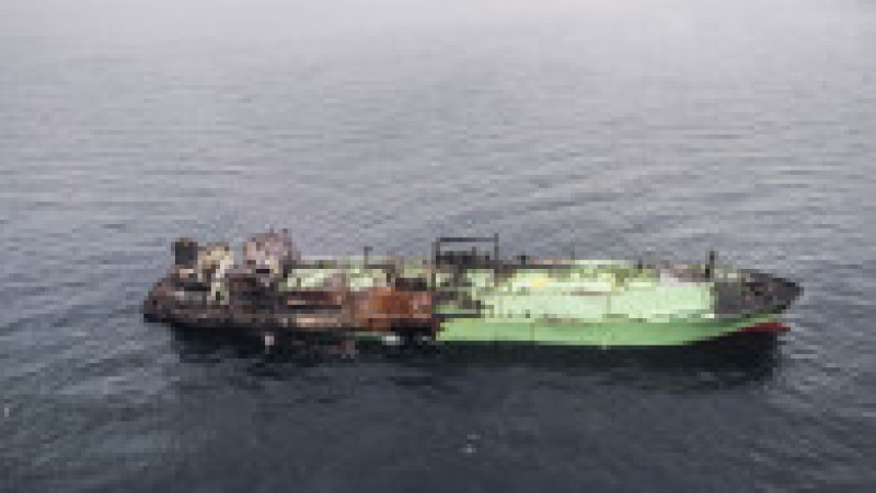 Această fotografie aeriană realizată pe 15 martie 2026 arată epava navei ruse de transport a gazului natural lichefiat (GNL) „Arctic Metagaz”, care plutește în derivă între Malta și Lampedusa Foto: Profimedia | Poza 3 din 7
