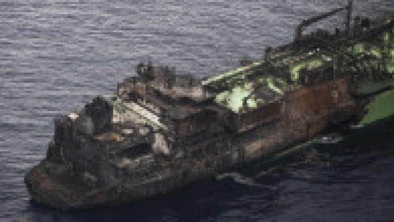 Această fotografie aeriană realizată pe 15 martie 2026 arată epava navei ruse de transport a gazului natural lichefiat (GNL) „Arctic Metagaz”, care plutește în derivă între Malta și Lampedusa Foto: Profimedia | Poza 1 din 7