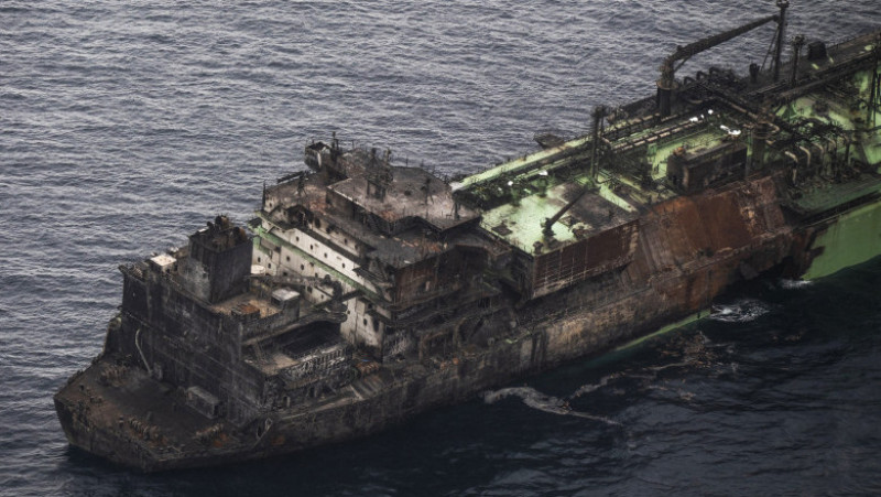Această fotografie aeriană realizată pe 15 martie 2026 arată epava navei ruse de transport a gazului natural lichefiat (GNL) „Arctic Metagaz”, care plutește în derivă între Malta și Lampedusa Foto: Profimedia