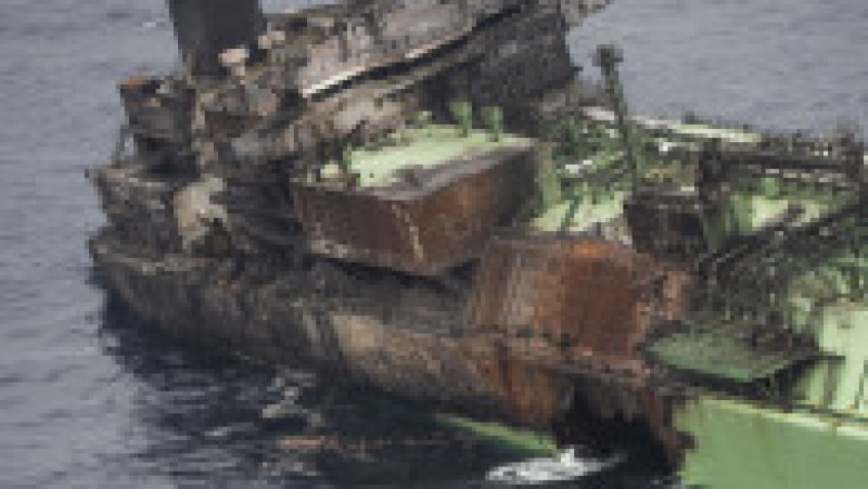 Această fotografie aeriană realizată pe 15 martie 2026 arată epava navei ruse de transport a gazului natural lichefiat (GNL) „Arctic Metagaz”, care plutește în derivă între Malta și Lampedusa Foto: Profimedia | Poza 5 din 7