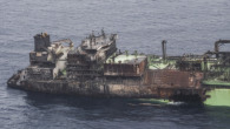 Această fotografie aeriană realizată pe 15 martie 2026 arată epava navei ruse de transport a gazului natural lichefiat (GNL) „Arctic Metagaz”, care plutește în derivă între Malta și Lampedusa Foto: Profimedia | Poza 6 din 7