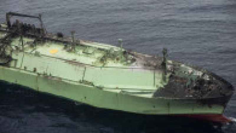 Această fotografie aeriană realizată pe 15 martie 2026 arată epava navei ruse de transport a gazului natural lichefiat (GNL) „Arctic Metagaz”, care plutește în derivă între Malta și Lampedusa Foto: Profimedia | Poza 7 din 7