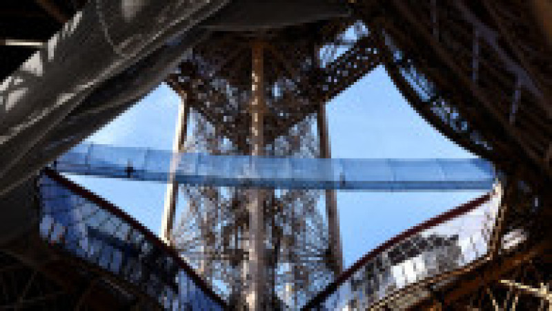 Turnul Eiffel deschide o nouă atracţie pentru vizitatori: un pod suspendat la 60 de metri. Foto: Profimedia | Poza 3 din 7