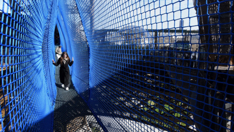 Turnul Eiffel deschide o nouă atracţie pentru vizitatori: un pod suspendat la 60 de metri. Foto: Profimedia