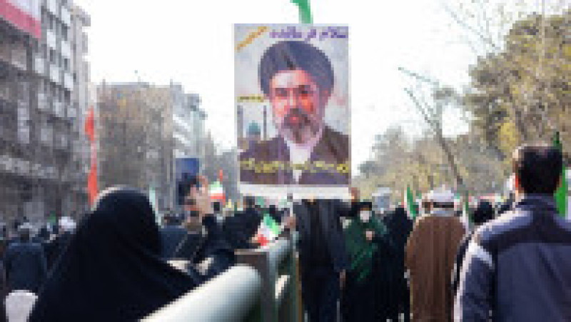 Un bărbat ține în mână un poster cu Mojtaba Khamenei, noul lider suprem al Iranului și fiul ayatollahului Ali Khamenei. Foto: Profimedia | Poza 5 din 6