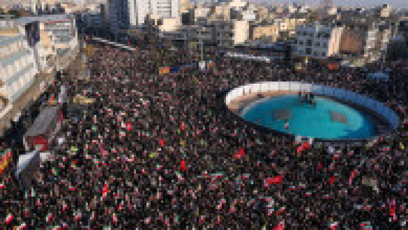Manifestanții flutură steagurile naționale iraniene în timp ce se strâng pentru un miting în sprijinul noului lider suprem în Piața Enghelab din centrul Teheranului, pe 9 martie 2026. Foto: Profimedia | Poza 2 din 6