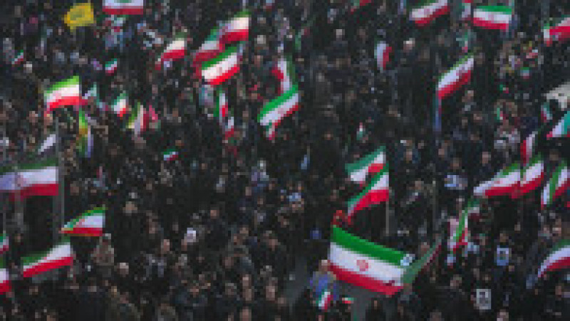 Manifestanții flutură steagurile naționale iraniene în timp ce se strâng pentru un miting în sprijinul noului lider suprem în Piața Enghelab din centrul Teheranului, pe 9 martie 2026. Foto: Profimedia | Poza 3 din 6