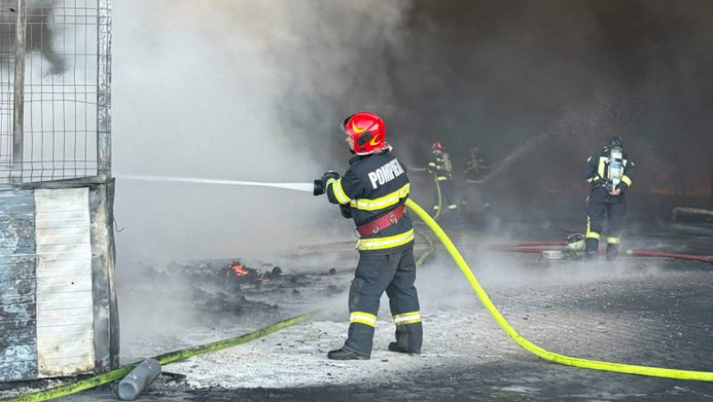 Zeci de pompieri şi autospeciale, mobilizate la faţa locului. Foto ISU Arad 