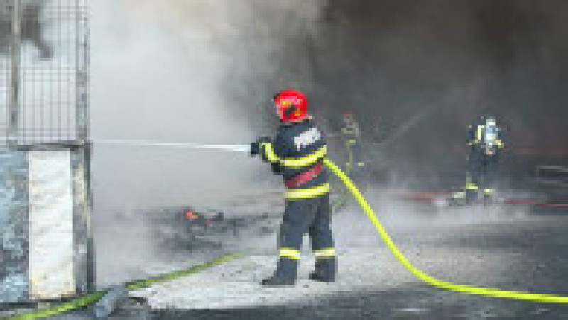 Zeci de pompieri şi autospeciale, mobilizate la faţa locului. Foto ISU Arad | Poza 1 din 2