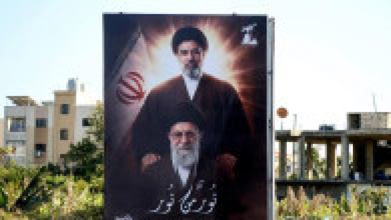 Panou publicitar cu imaginea ayatollahului Ali Khamenei și a fiului său, noul lider suprem al Iranului, ayatollahul Mojtaba Khamenei, afișat la intrarea în orașul Tyre, situat pe coasta sudică a Libanului, pe 10 martie. Foto: Profimedia | Poza 3 din 5