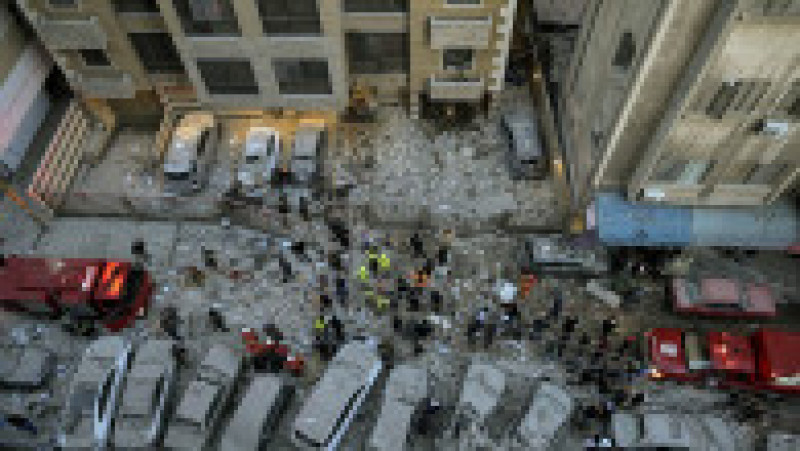 Mașini distruse sunt acoperite de praf după ce un atac cu rachete israeliene a vizat un apartament din centrul Beirutului. Foto: Profimedia | Poza 1 din 5