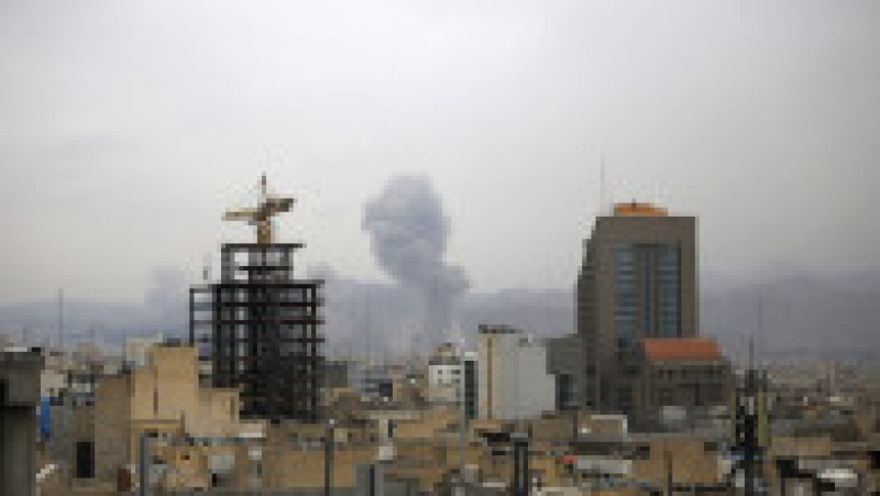 Fumul se ridică printre clădirile rezidențiale în urma unui atac israelian asupra Teheranului, Iran, pe 10 martie 2025. Foto: Profimedia | Poza 5 din 5