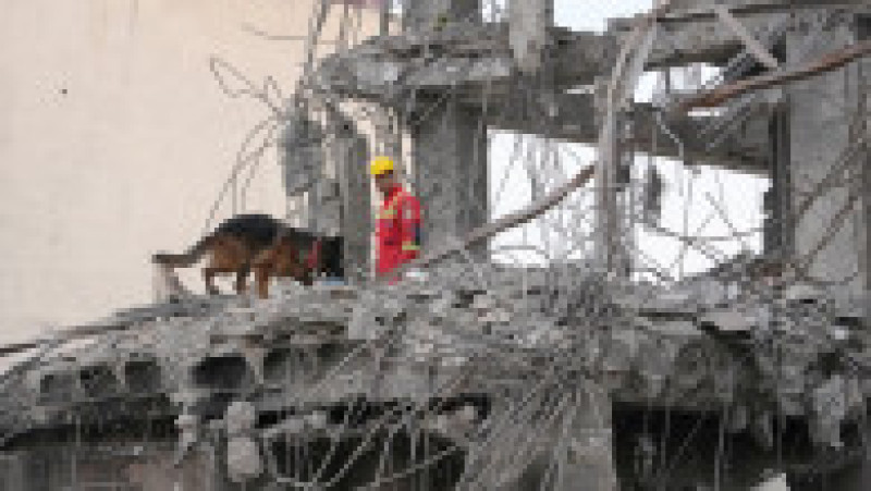 Un salvator și un câine de căutare scotocesc printre dărâmăturile unei clădiri rezidențiale avariate duminică în timpul campaniei aeriene americano-israeliene, în Teheran, joi, 12 martie 2026. Foto: Profimedia | Poza 5 din 5