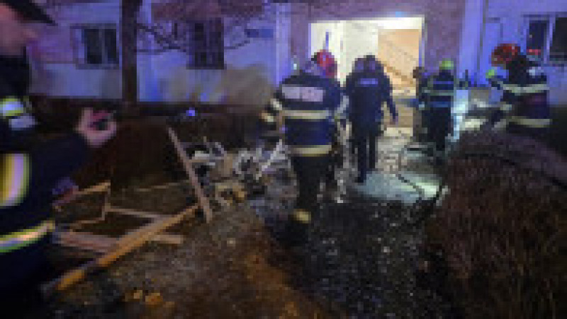 Explozie puternică într-un bloc din Călărași: 17 locatari evacuați, trei persoane au ajuns la spital. Foto ISU Călărași | Poza 3 din 8