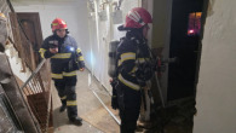Explozie puternică într-un bloc din Călărași: 17 locatari evacuați, trei persoane au ajuns la spital. Foto ISU Călărași | Poza 2 din 8