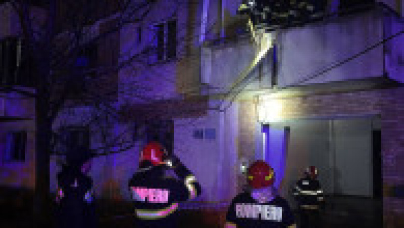 Explozie puternică într-un bloc din Călărași: 17 locatari evacuați, trei persoane au ajuns la spital. Foto ISU Călărași | Poza 4 din 8