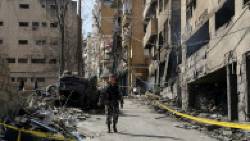 Un polițist libanez se plimbă printre ruinele provocate de un atac aerian israelian asupra centrului orașului Beirut. Foto: Profimedia | Poza 4 din 5
