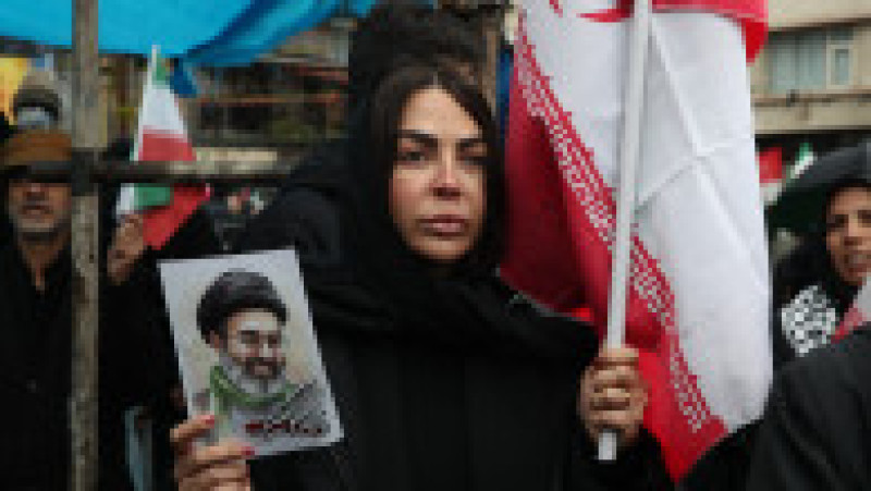 O femeie ține în mână o fotografie cu noul lider suprem al Iranului, Mojtaba Khamenei, în timpul unui miting organizat cu ocazia Zilei Quds (Ziua Ierusalimului) . Foto: Profimedia | Poza 1 din 5