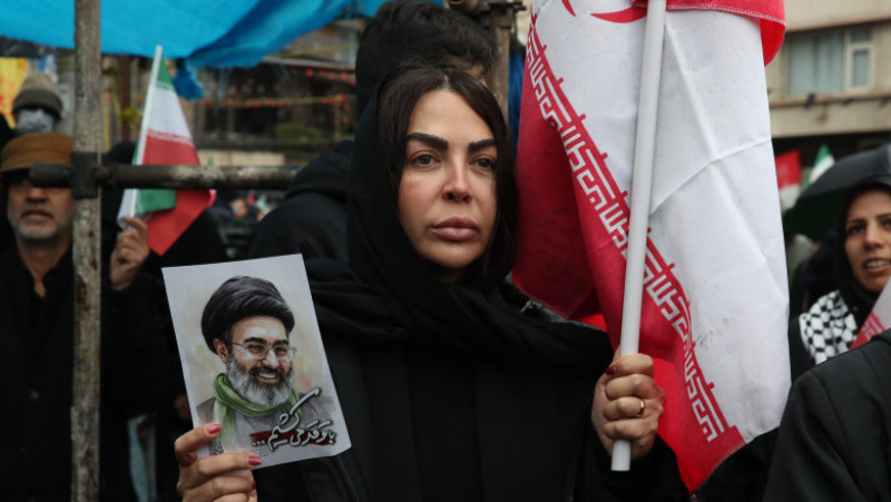 O femeie ține în mână o fotografie cu noul lider suprem al Iranului, Mojtaba Khamenei, în timpul unui miting organizat cu ocazia Zilei Quds (Ziua Ierusalimului) . Foto: Profimedia