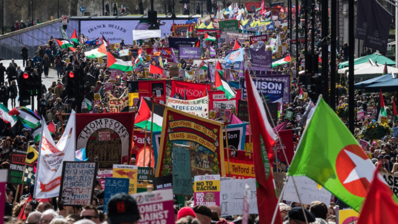 Sute de mii de persoane au participat sâmbătă la un protest în centrul Londrei împotriva extremei drepte, organizat de Together Alliance, pe fondul tensiunilor legate de discursul anti-imigrație și mobilizarea grupărilor radicale. Foto Profimedia