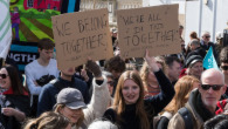 Sute de mii de persoane au participat sâmbătă la un protest în centrul Londrei împotriva extremei drepte, organizat de Together Alliance, pe fondul tensiunilor legate de discursul anti-imigrație și mobilizarea grupărilor radicale. Foto Profimedia | Poza 6 din 9