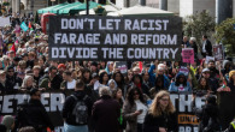 Sute de mii de persoane au participat sâmbătă la un protest în centrul Londrei împotriva extremei drepte, organizat de Together Alliance, pe fondul tensiunilor legate de discursul anti-imigrație și mobilizarea grupărilor radicale. Foto Profimedia | Poza 3 din 9