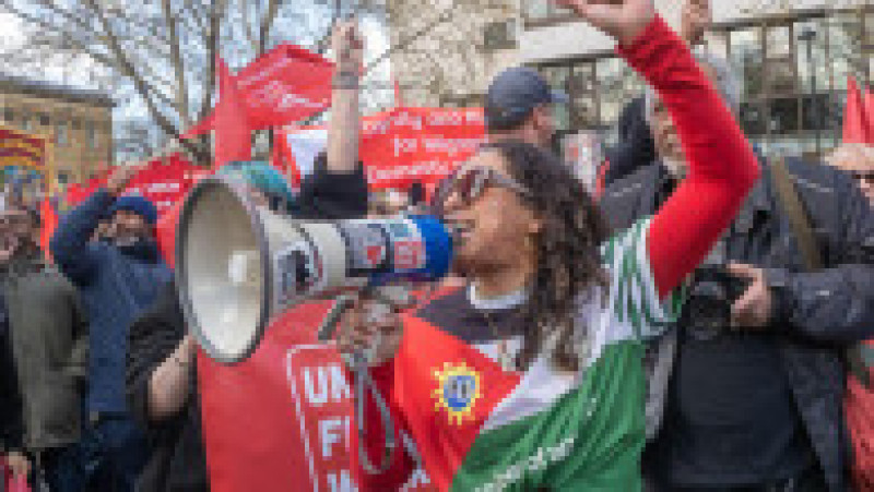 Sute de mii de persoane au participat sâmbătă la un protest în centrul Londrei împotriva extremei drepte, organizat de Together Alliance, pe fondul tensiunilor legate de discursul anti-imigrație și mobilizarea grupărilor radicale. Foto Profimedia | Poza 7 din 9