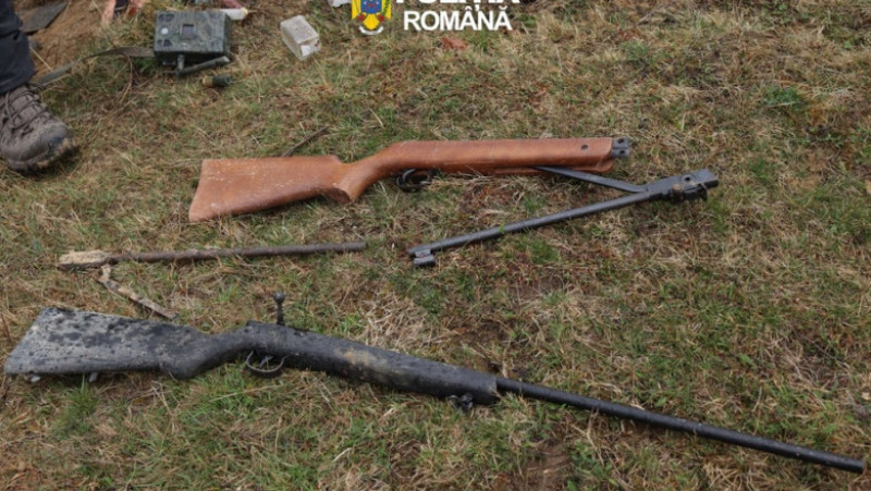 Arme letale ilegale, ascunse în pământ şi folosite la braconaj. Zeci de percheziţii în Bistrița-Năsăud: 11 suspecţi vizaţi. Foto via News.ro.