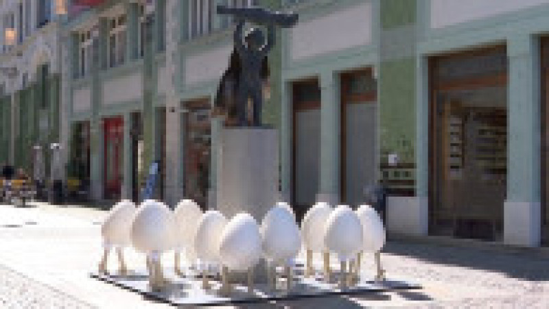 „Ouăle cu picioare” au declanșat un scandal la Timișoara, după ce au fost amplasate lângă o statuie. Conflict între artist și Primărie. Foto: Digi24 | Poza 1 din 2