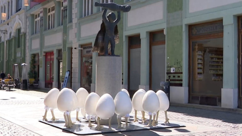 „Ouăle cu picioare” au declanșat un scandal la Timișoara, după ce au fost amplasate lângă o statuie. Conflict între artist și Primărie. Foto: Digi24