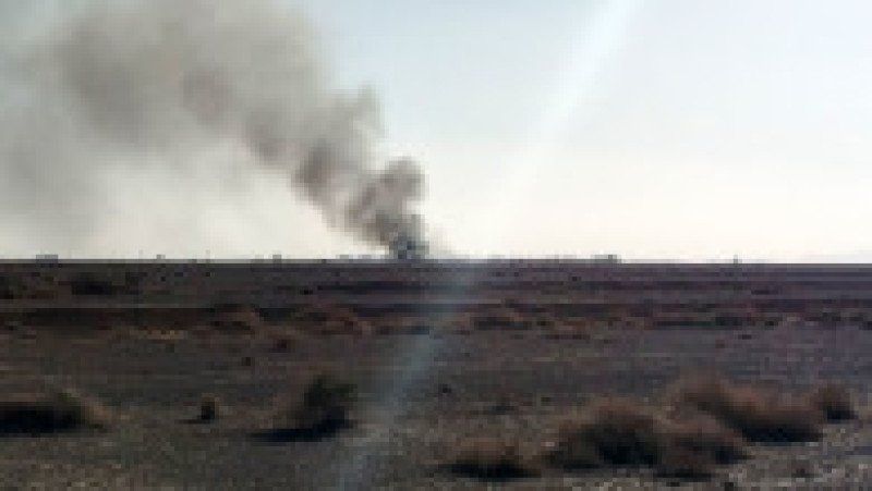 Această fotografie de presă, furnizată de site-ul oficial al Gărzii Revoluționare Iraniene (IRGC), Sepah News, pe 5 aprilie 2026, arată fumul care se ridică, potrivit relatărilor, de la locul unde a fost lovită și s-a prăbușit o aeronavă americană, implicată în salvarea militarului dispărut de vineri, în centrul Iranului. Foto: AFP / Profimedia | Poza 1 din 6