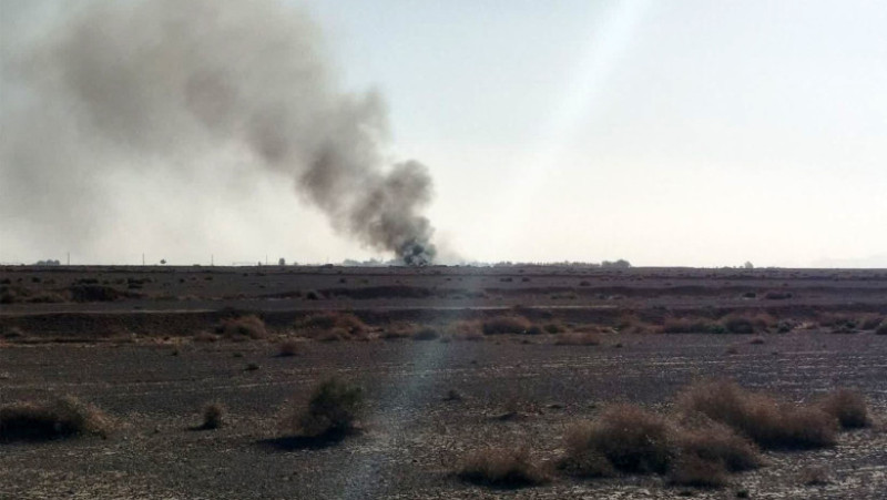 Trump se dezlănțuie asupra Iranului: „Deschideţi naibii Strâmtoarea, ticăloşi nebuni, sau veţi trăi în iad! O să vedeți voi!” 2 Această fotografie de presă, furnizată de site-ul oficial al Gărzii Revoluționare Iraniene (IRGC), Sepah News, pe 5 aprilie 2026, arată fumul care se ridică, potrivit relatărilor, de la locul unde a fost lovită și s-a prăbușit o aeronavă americană, implicată în salvarea militarului dispărut de vineri, în centrul Iranului. Foto: AFP / Profimedia