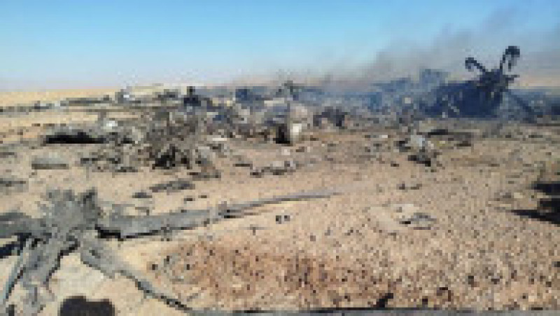 Această fotografie de presă, furnizată de site-ul oficial al Gărzii Revoluționare Iraniene (IRGC), Sepah News, pe 5 aprilie 2026, arată fumul care se ridică, potrivit relatărilor, de la locul unde a fost lovită și s-a prăbușit o aeronavă americană, implicată în salvarea militarului dispărut de vineri, în centrul Iranului. Foto: AFP / Profimedia | Poza 2 din 6