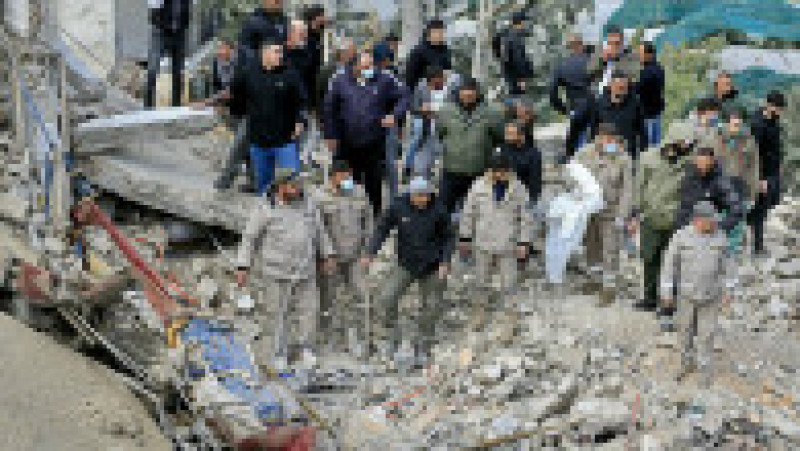 Echipele de intervenție rapidă caută supraviețuitori la locul unui atac israelian desfășurat în timpul nopții, care a vizat satul Kfar Hatta din sudul Libanului, pe 5 aprilie 2026. Foto: AFP / Profimedia | Poza 3 din 6