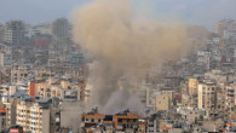 Fum se ridică de la locul unui atac aerian israelian care a vizat o zonă din suburbiile sudice ale Beirutului, pe 5 aprilie 2026. Armata israeliană a declarat pe 5 aprilie că a început să lovească ținte ale Hezbollahului în capitala libaneză. Foto: ibrahim AMRO / AFP / Profimedia | Poza 4 din 6