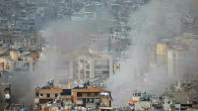 Fum se ridică de la locul unui atac aerian israelian care a vizat o zonă din suburbiile sudice ale Beirutului, pe 5 aprilie 2026. Armata israeliană a declarat pe 5 aprilie că a început să lovească ținte ale Hezbollahului în capitala libaneză. Foto: ibrahim AMRO / AFP / Profimedia | Poza 5 din 6