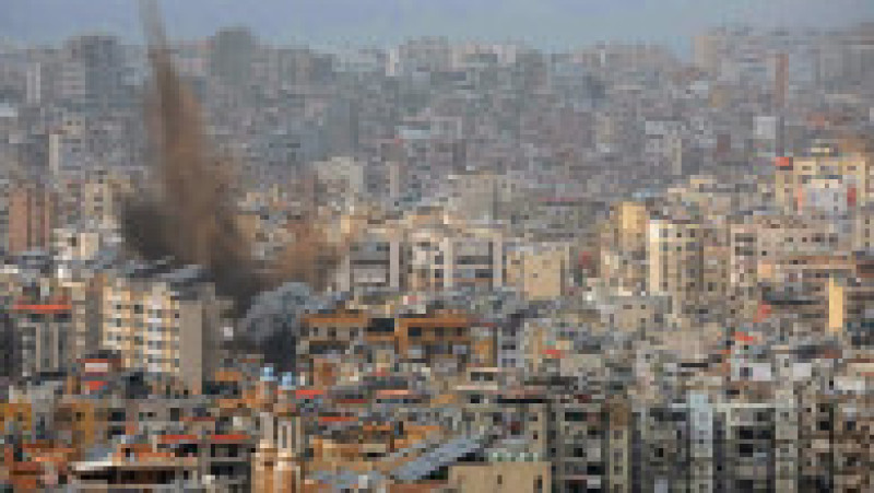 Fum se ridică de la locul unui atac aerian israelian care a vizat o zonă din suburbiile sudice ale Beirutului, pe 5 aprilie 2026. Armata israeliană a declarat pe 5 aprilie că a început să lovească ținte ale Hezbollahului în capitala libaneză. Foto: ibrahim AMRO / AFP / Profimedia | Poza 6 din 6