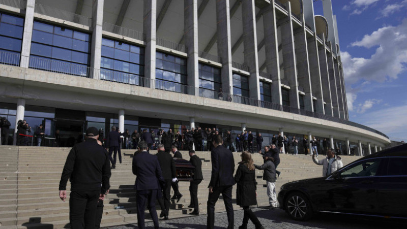 Sicriul cu trupul antrenorului Mircea Lucescu este depus la Arena Națională. Foto: Inquam Photos / Octav Ganea