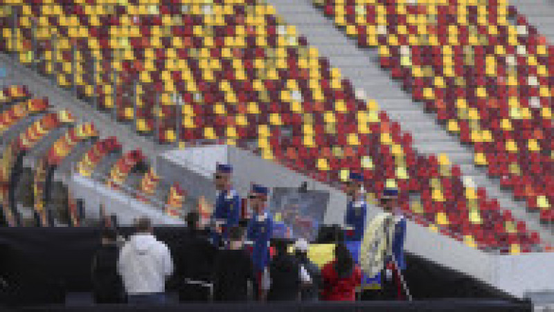 Sicriul cu trupul antrenorului Mircea Lucescu este depus la Arena Națională. Foto: Inquam Photos / Octav Ganea | Poza 2 din 4