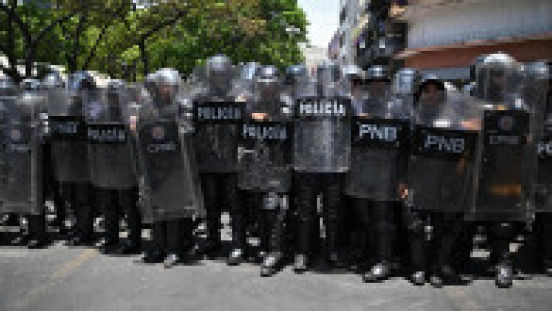 Oponenţi ai preşedintei interimare Delcy Rodriguez protestează la Caracas, pe 9 aprilie 2026, cerând majorarea salariilor şi pensiilor, cu un uriaş drapel venezuelean. Foto: Profimedia Images | Poza 5 din 8