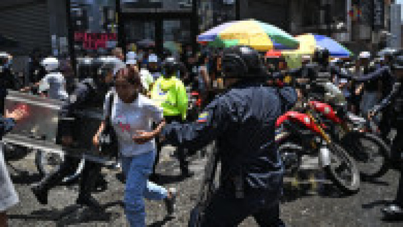 Oponenţi ai preşedintei interimare Delcy Rodriguez protestează la Caracas, pe 9 aprilie 2026, cerând majorarea salariilor şi pensiilor, cu un uriaş drapel venezuelean. Foto: Profimedia Images | Poza 4 din 8
