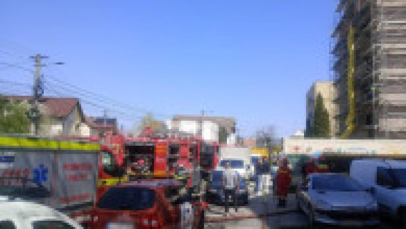 Incendiu puternic într-un bloc din Sibiu: zeci de locatari evacuați. Trei persoane au ajuns la spital. Foto ISU Sibiu/ News.ro | Poza 1 din 3