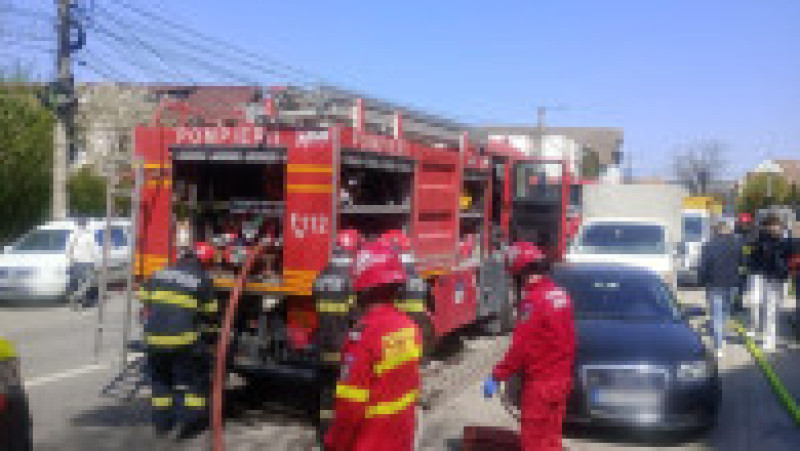 Incendiu puternic într-un bloc din Sibiu: zeci de locatari evacuați. Trei persoane au ajuns la spital. Foto ISU Sibiu/ News.ro | Poza 2 din 3