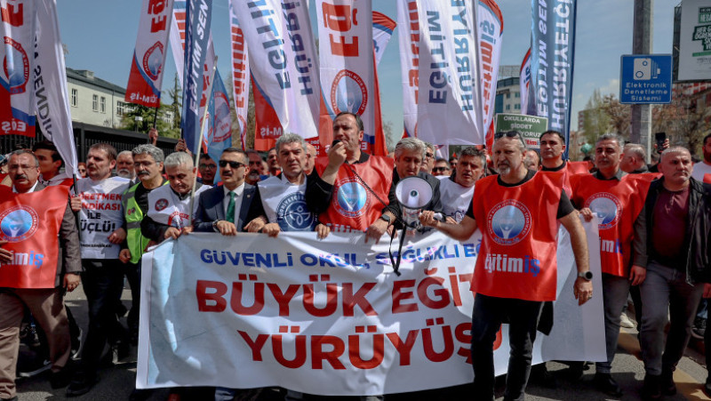 Profesorii și sindicatele din educație protestează la Ankara împotriva atacurilor din școli, cerând demisia ministrului educației. Peste 3.500 de cadre didactice au participat la manifestație. Foto: Profimedia Images