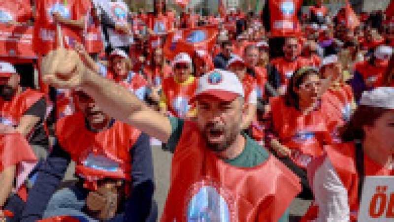 Profesorii și sindicatele din educație protestează la Ankara împotriva atacurilor din școli, cerând demisia ministrului educației. Peste 3.500 de cadre didactice au participat la manifestație. Foto: Profimedia Images | Poza 5 din 7