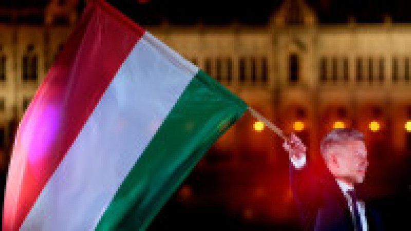 Peter Magyar, liderul partidului de opoziție Tisza, flutură un steag național după alegerile parlamentare de la Budapesta, Ungaria, duminică, 12 aprilie 2026. Foto: Darko Bandic / AP / Profimedia | Poza 10 din 10